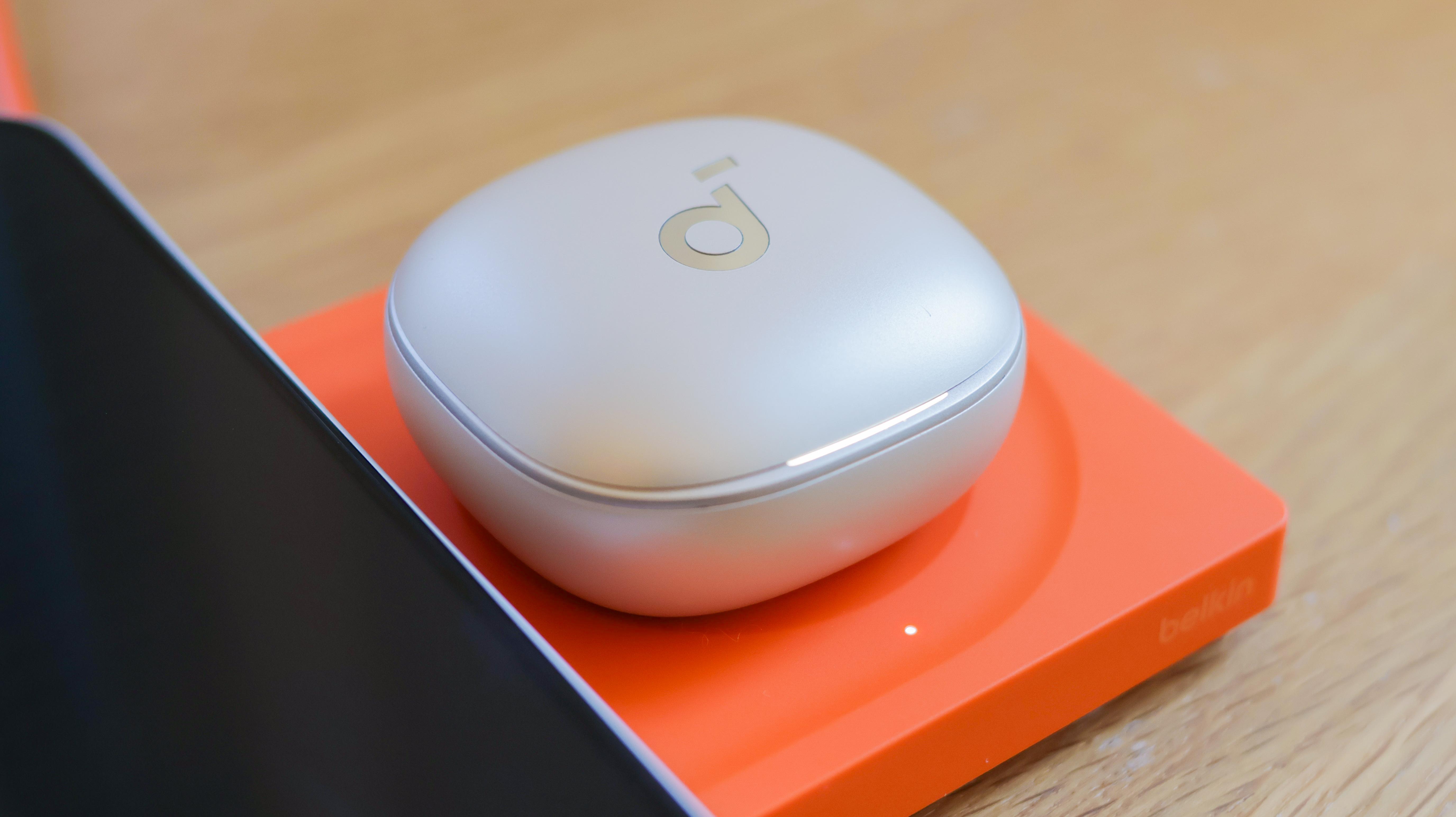 見た目に一目惚れ。iPhoneもイヤホンの同時に充電できるBelkinの