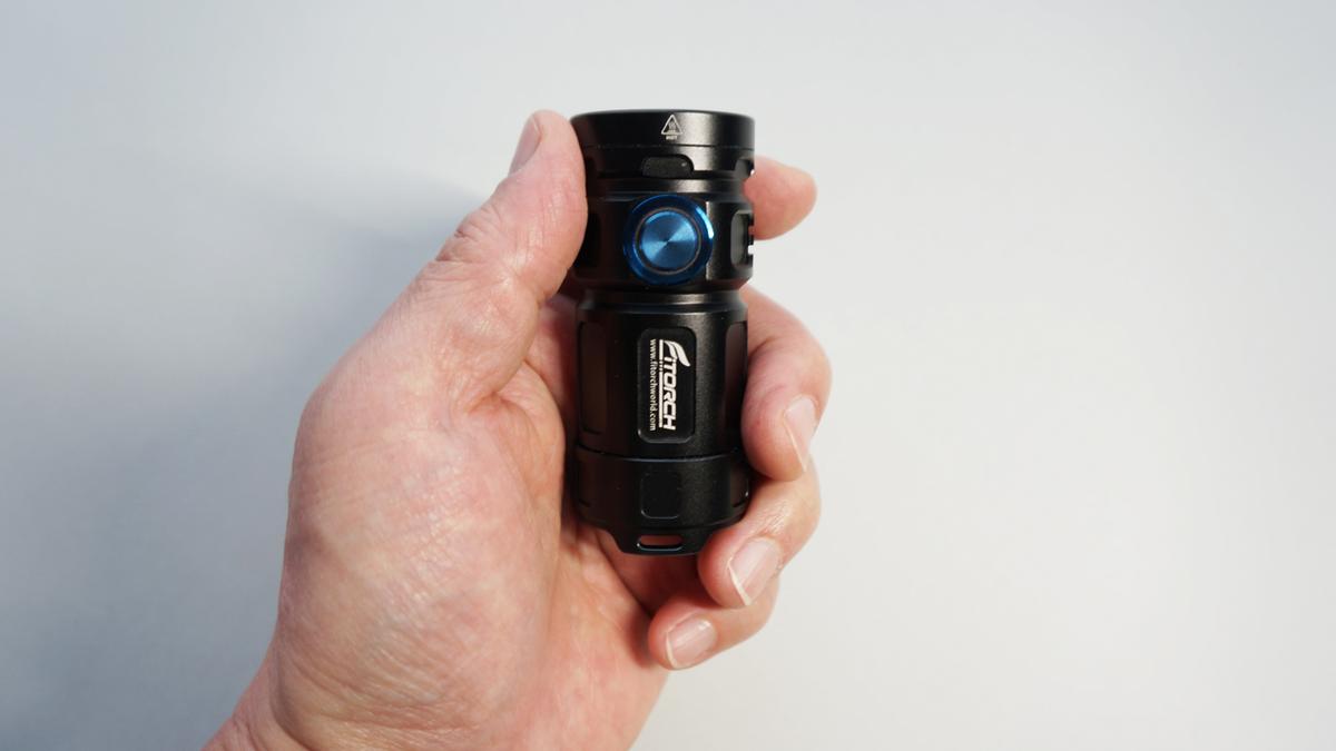 WARSUN 10000ルーメン ハイパワー懐中電灯 – 超高輝度、耐久性のあるアルミニウムボディ、充電式LEDトーチ 屋外および緊  暗闇を昼間のように照らす。最大3,000ルーメンのハイパワーLED懐中電灯 | ライフハッカー・ジャパン