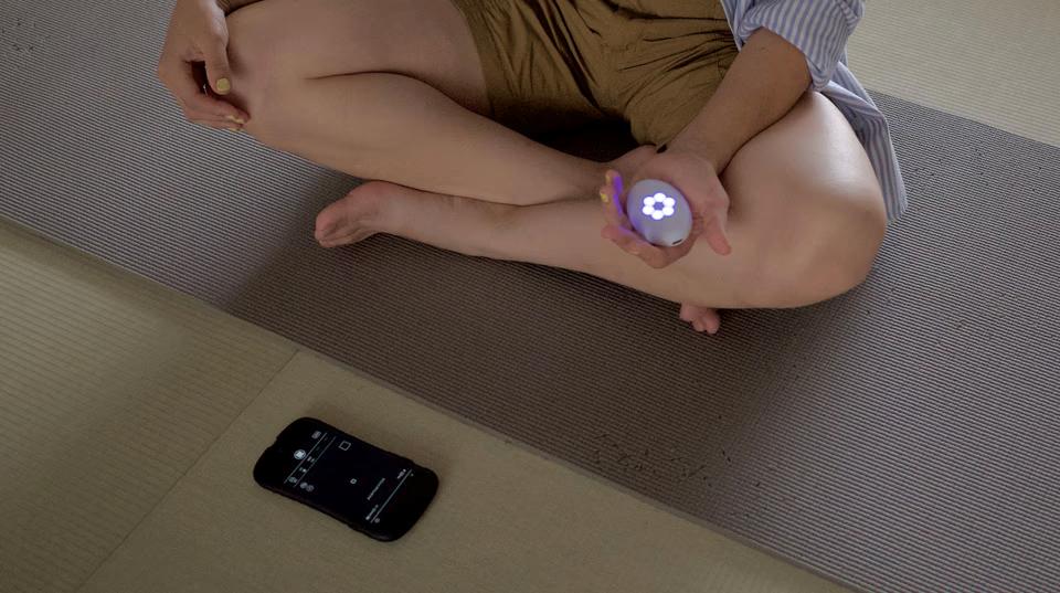 ヨガや瞑想のお供に。リラックス度を可視化してくれるガジェットを使っ