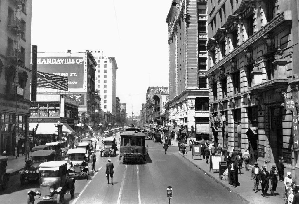 100年前もニューヨークは通勤の車や人々で溢れていた…アメリカの