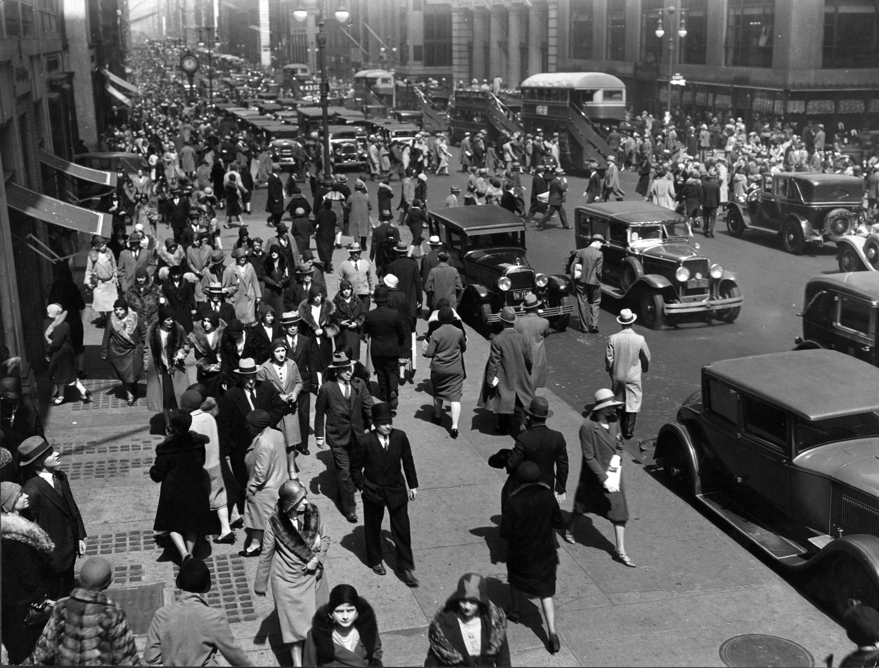100年前もニューヨークは通勤の車や人々で溢れていた…アメリカの大都市