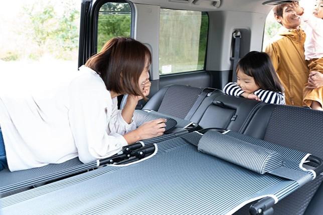 車中の過ごし方革命。フラットに寝られる折りたたみ式ベッドの販売が