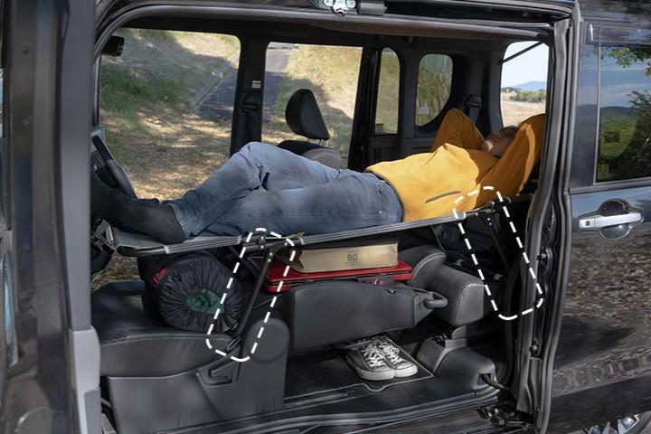車中の過ごし方革命。フラットに寝られる折りたたみ式ベッドの販売が