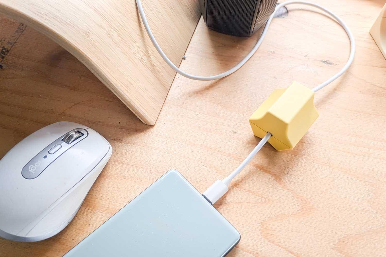 机の上の充電ケーブルずり落ちる問題、「IKEAの重し」を使ったら日々の