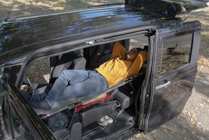 しっかり眠れる「車中泊用ベッド」。これがあれば、キャンプを全力で