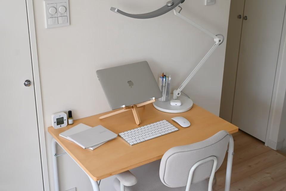 狭いスペースに収まる。無印良品のデスクで、リモートワークが快適に