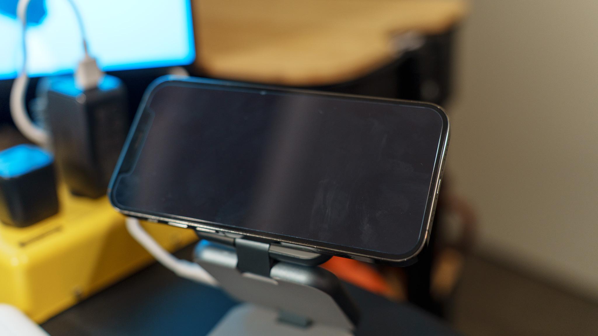 薄い、軽い、3台同時充電できる。旅にもデスクにも最高なやつ見つけた