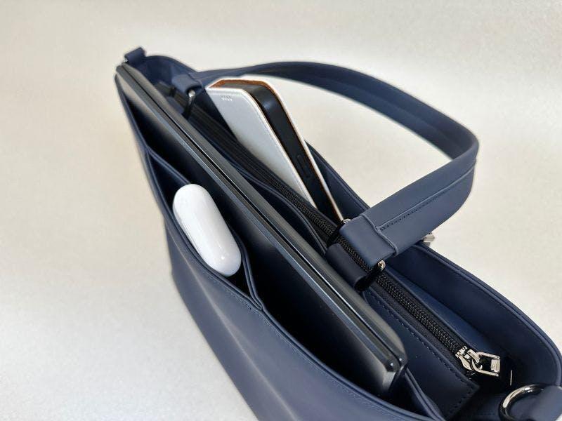 見た目ミニマル、中は超整理整頓派。 仕事道具がちゃんと収まる“できる