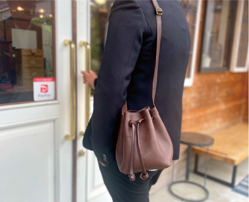 小さすぎず大きすぎない絶妙なサイズ感。巾着型ショルダーを365