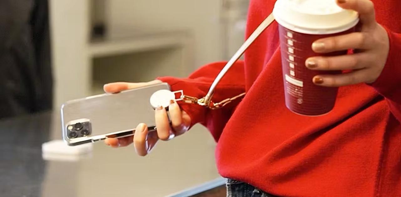 片手1秒で付け外しできるスマホショルダーストラップで、スマホ決済をラクにしよう