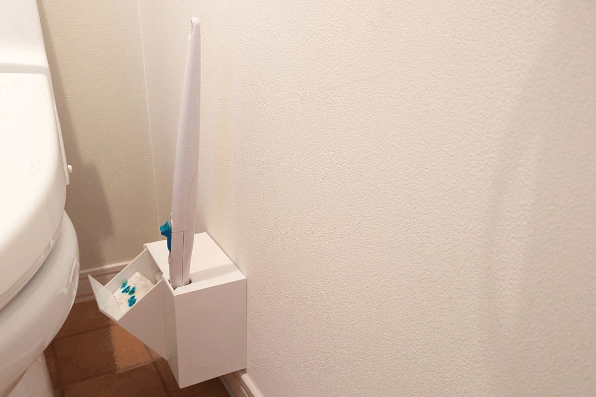 トイレブラシ収納の正解は「浮かせる」ことだった。山崎実業の