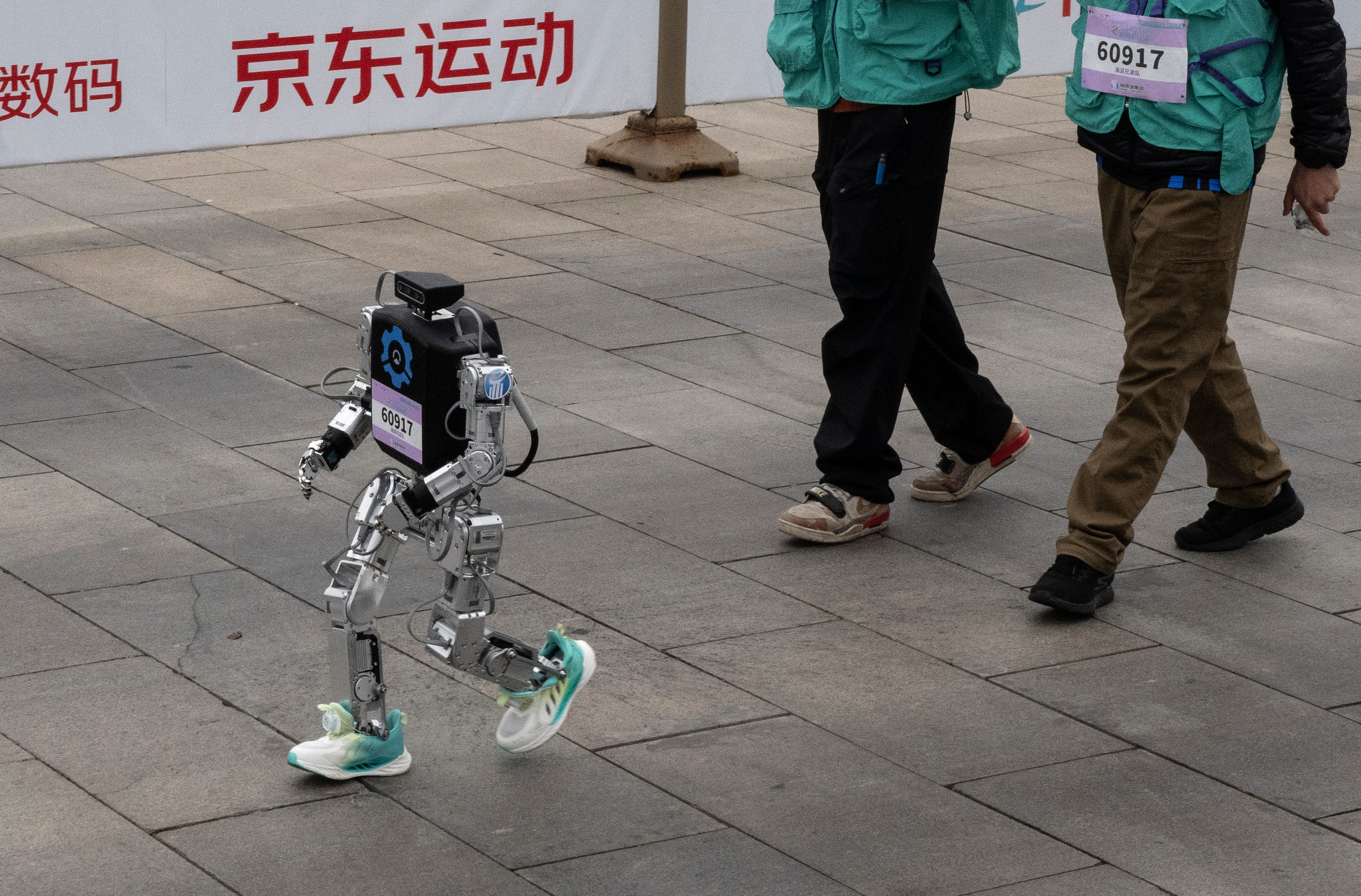 ハーフマラソンに人型ロボット21体が出場…転倒して操作者を倒す