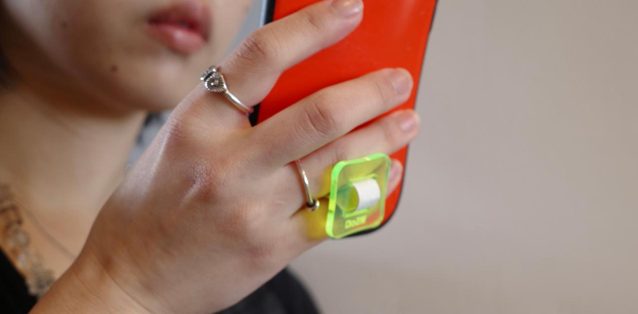 スマホを握らない「新感覚スマホリング」をお試し。自然と良い姿勢になって不思議〜！