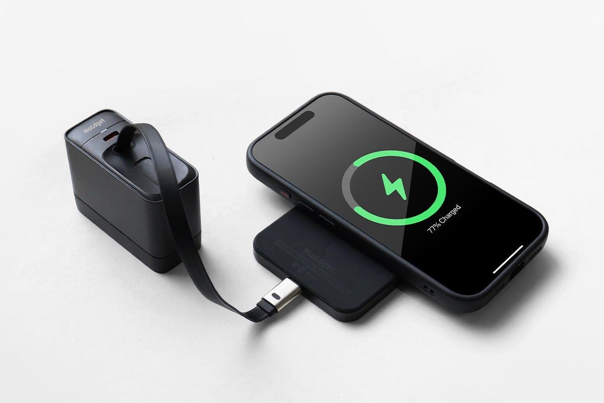 スマホの充電環境をスマートに。薄型バッテリーとケーブル内蔵 