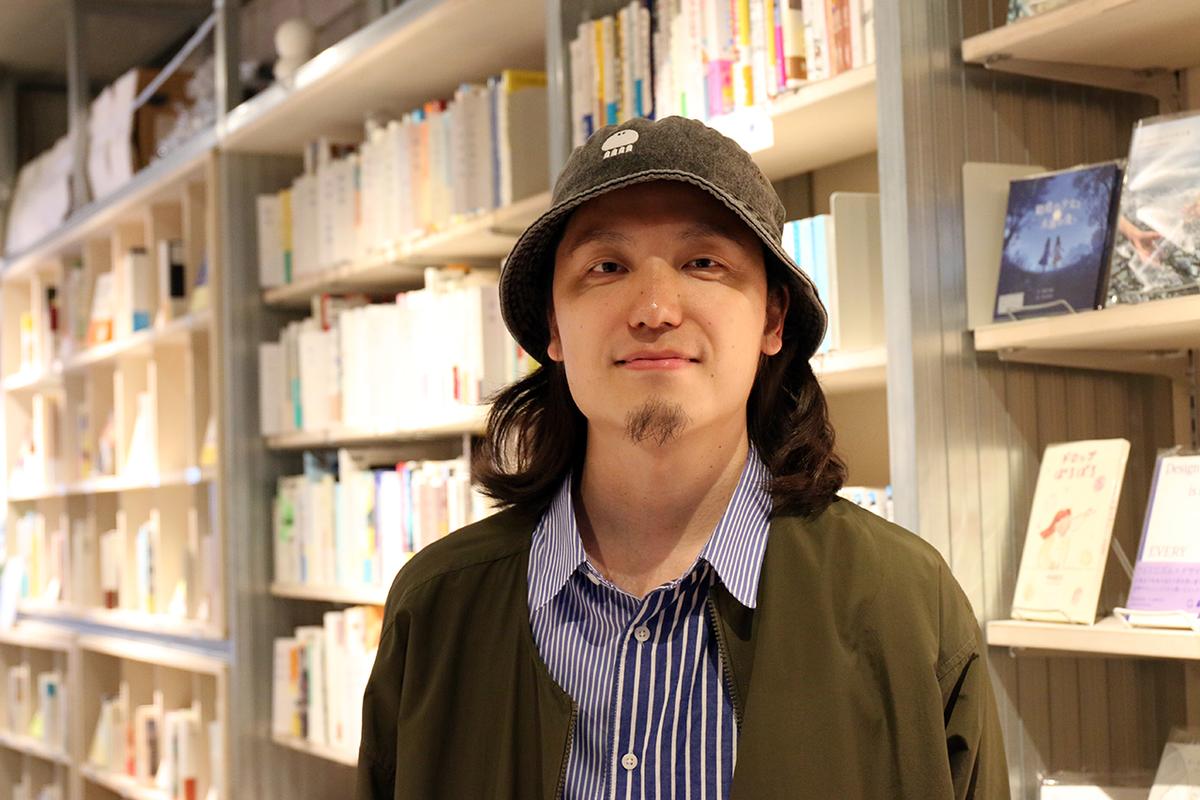 透明書店の岩見俊介代表。店内にて。