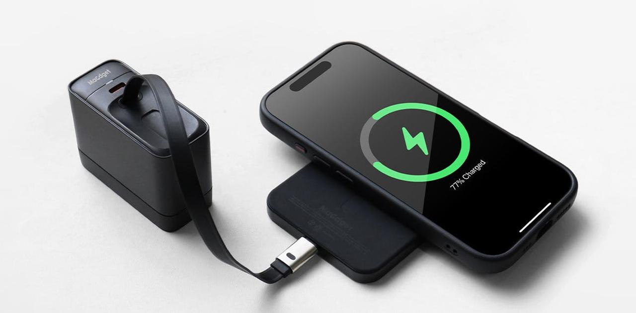 スマホの充電環境をスマートに。薄型バッテリーとケーブル内蔵アダプターがおトクに登場