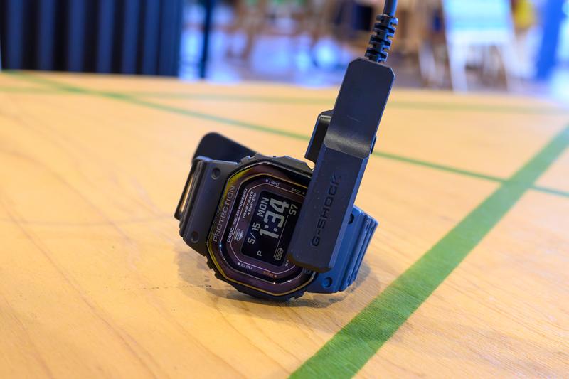 クリップ式の充電ケーブルで充電する。