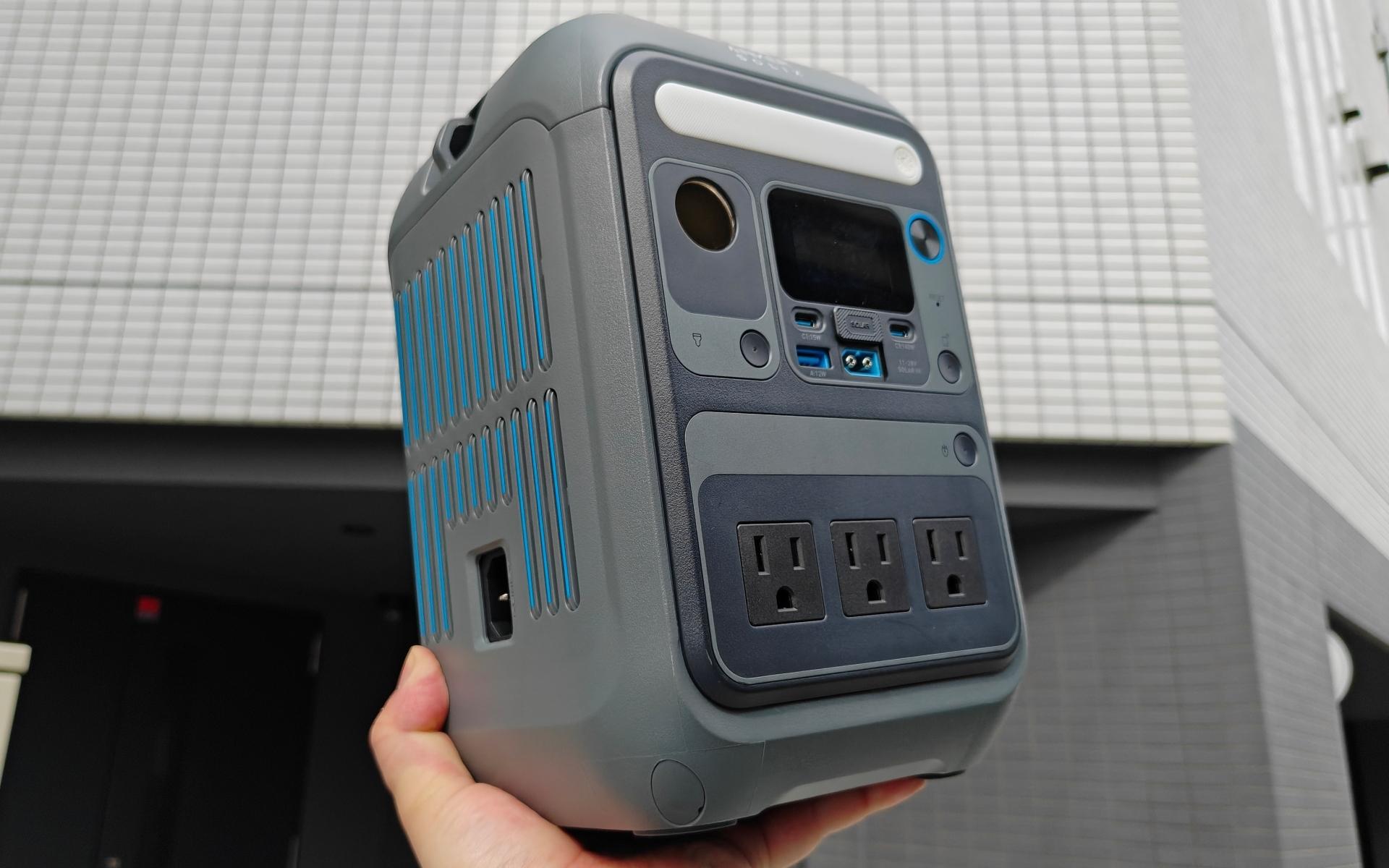 アンカーのポータブル電源「Solix C300」レビュー：楽に持ち運べて