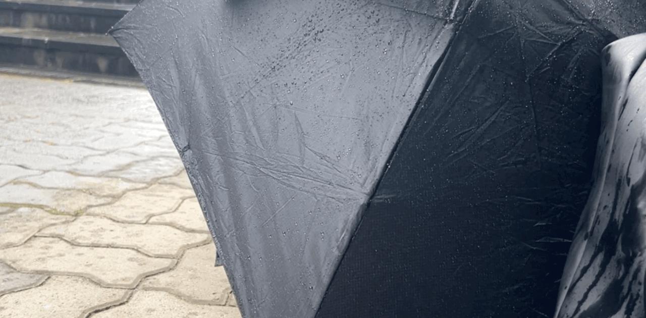 「強度不足」な折り畳み傘から卒業しよう。急な雨でも荷物を濡らさない防水アイテム4選【Amazonファッションセール】