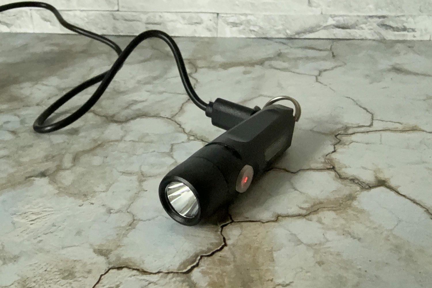 これぞポケットサイズ。ミニ懐中電灯の21gのボディに欲しい機能が集約