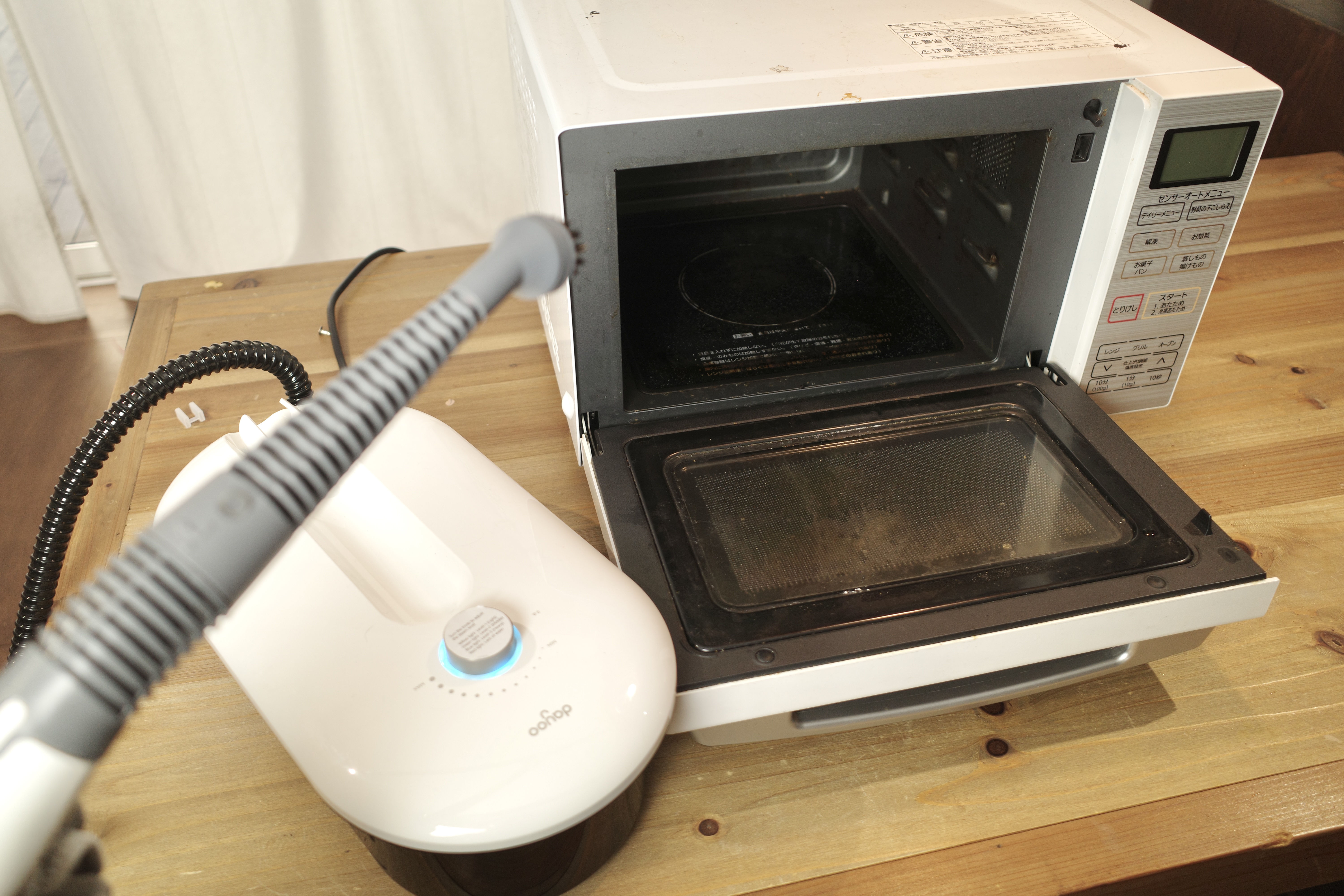洗剤なしでここまで落とせるとは！高温スチームクリーナーで電子レンジ