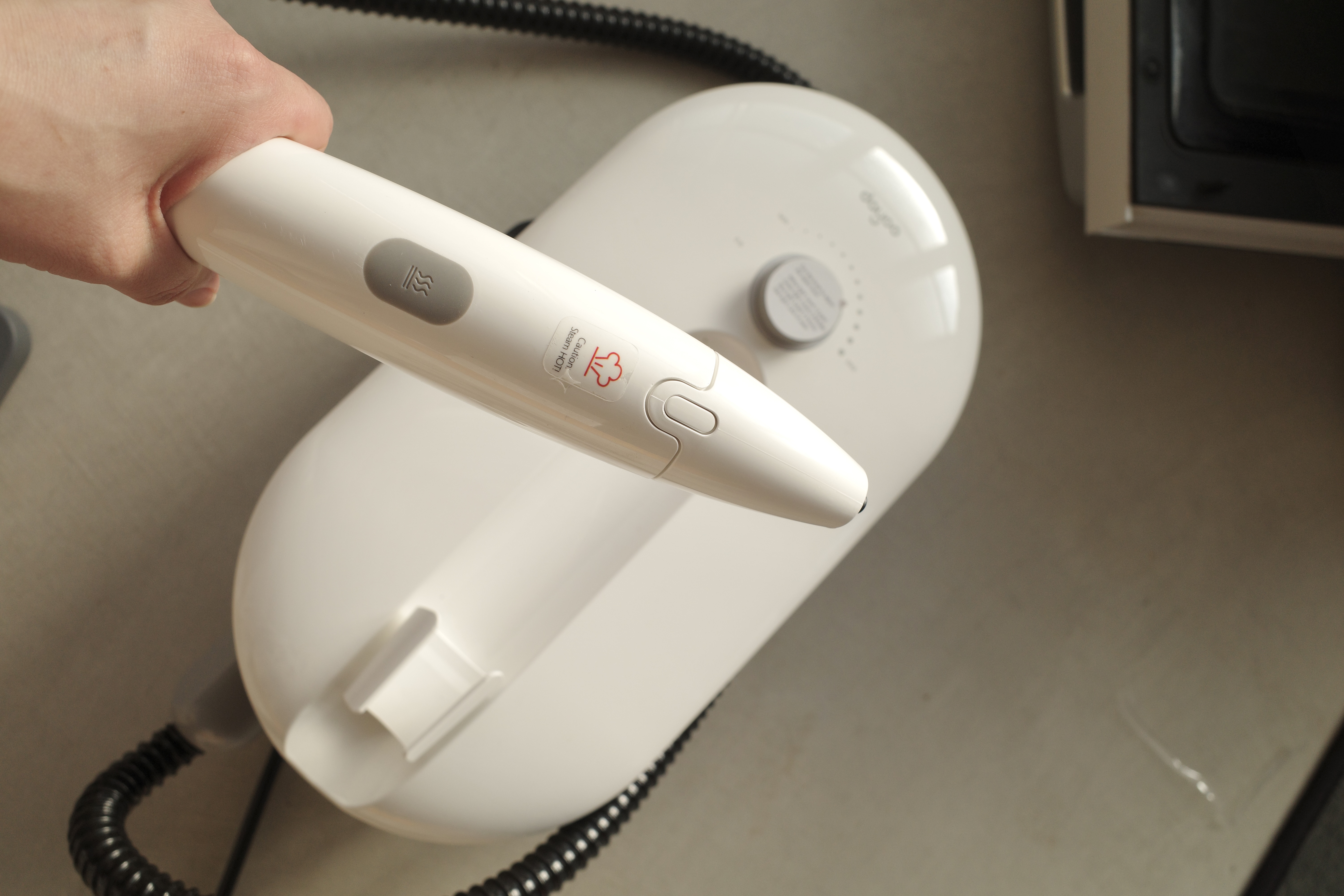 洗剤なしでここまで落とせるとは！高温スチームクリーナーで電子レンジ