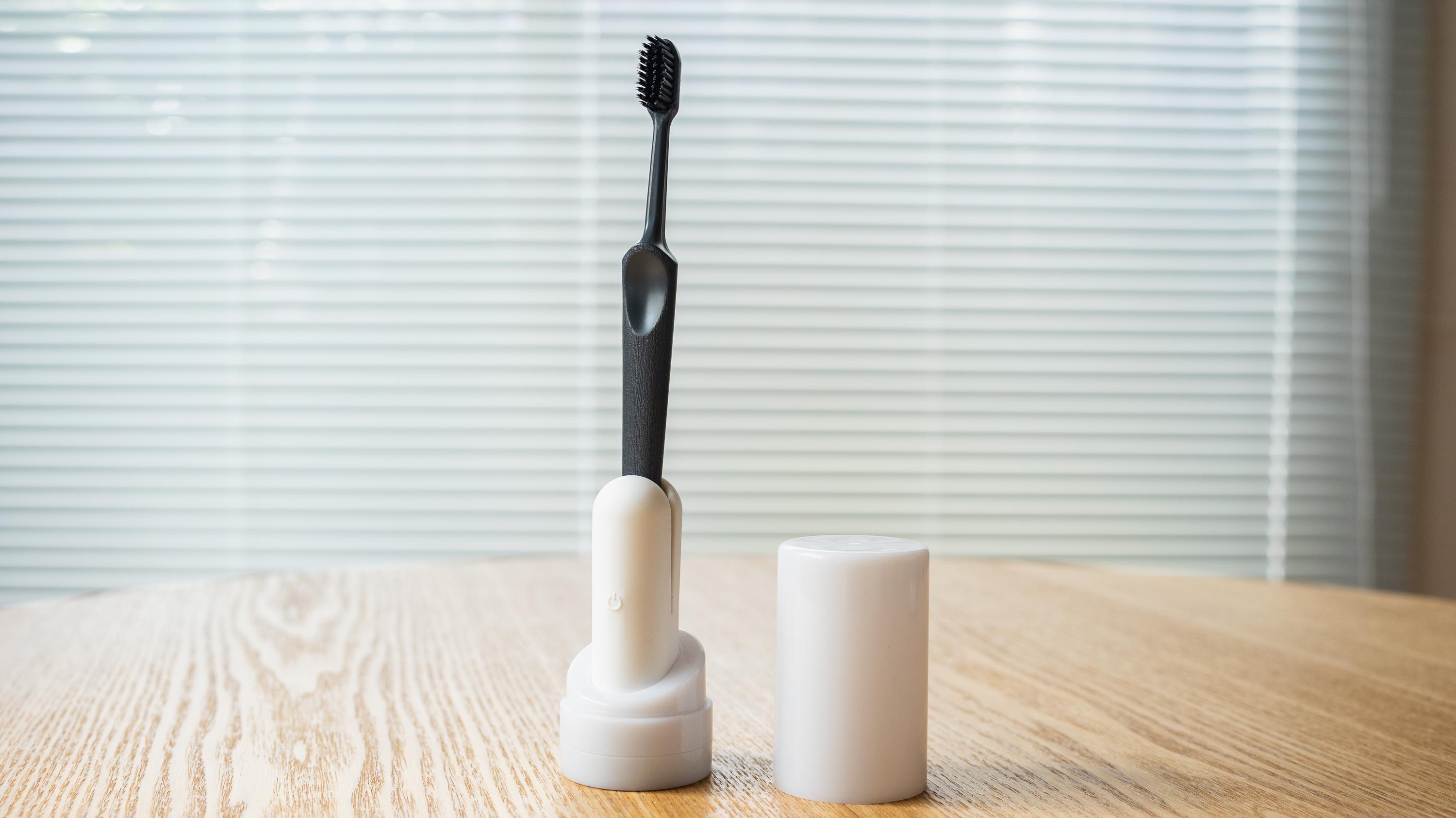 装着するだけで歯ブラシが電動化。手磨き習慣を「DEN-do」で