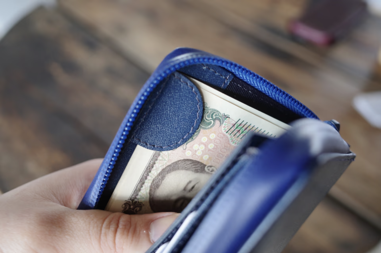 お札の出し入れが劇的にしやすい長財布。秘密はこの小さなビル
