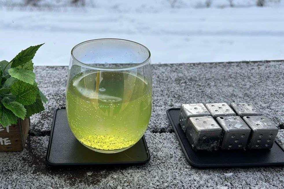 ドリンクが薄まらない！純チタン製保冷ロックでいつもの一杯が極上に