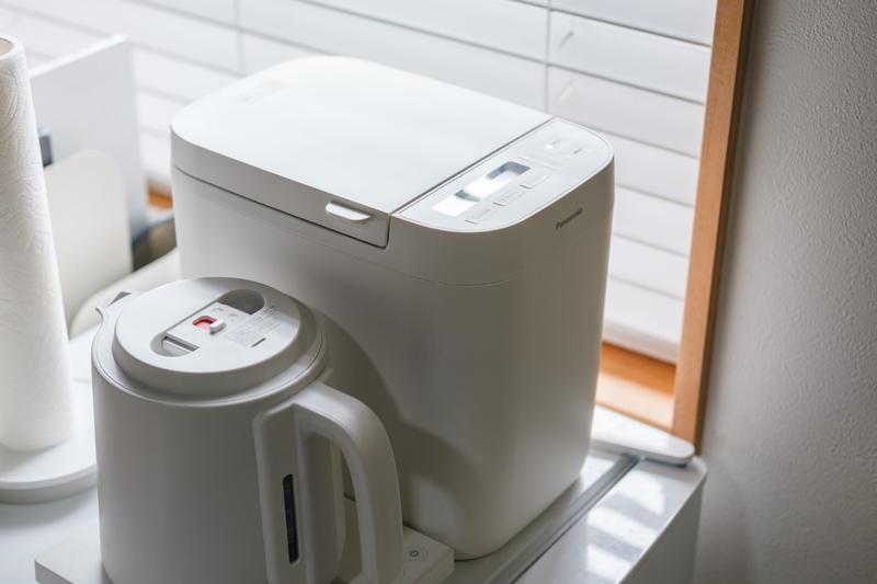 わが家では、コンパクト冷凍庫の上が定位置になっています。