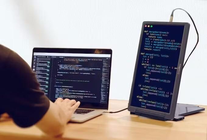 縦置きでAI作業やチャットも快適！ 作業効率もアップする「CrowView