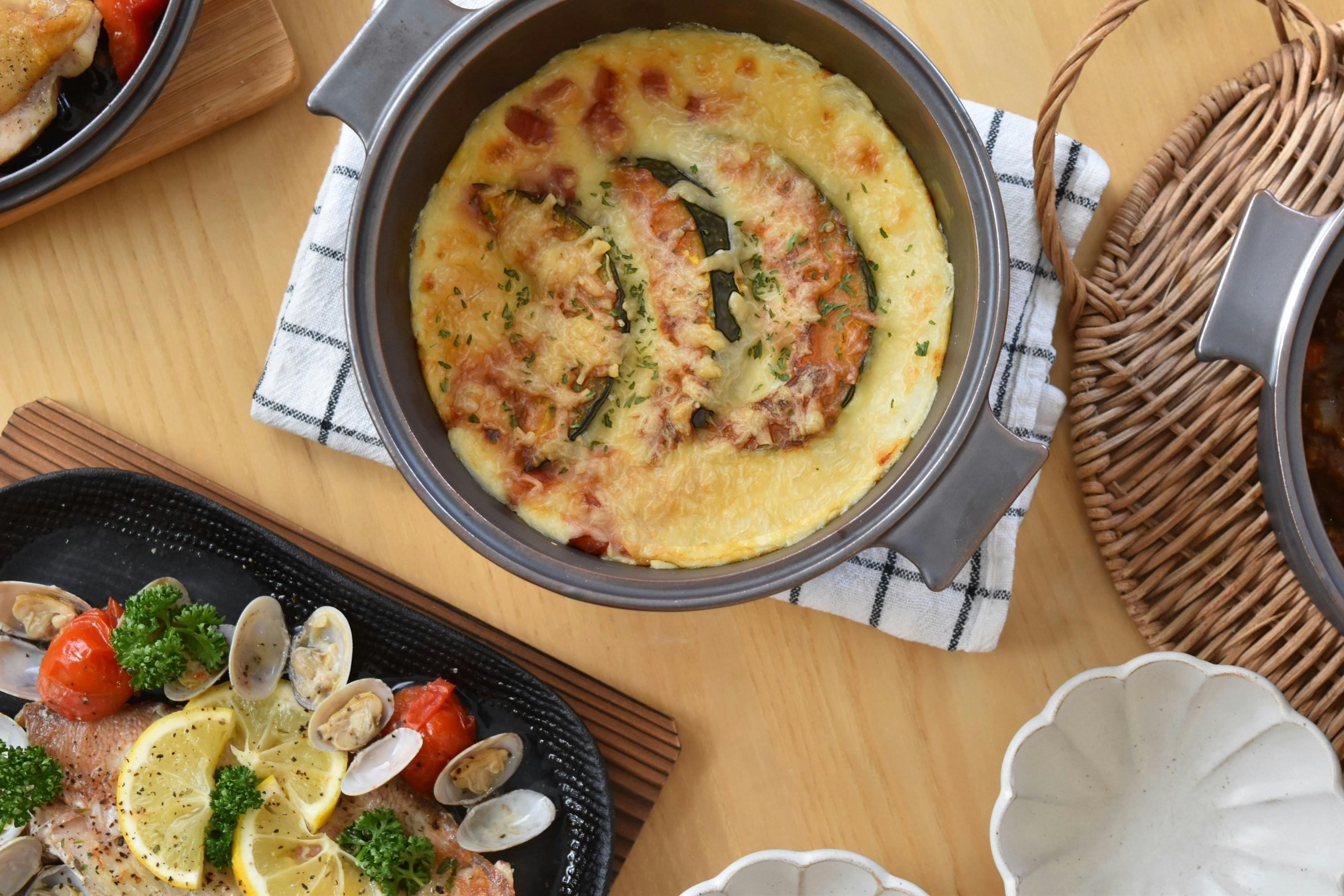 【新品同様な美品 ご家庭でもアウトドアにも】お手軽に美味しくダッチオーブンセット 伝統の瀬戸焼製で超軽量・レンジもOKのダッチオーブン 「マルチ