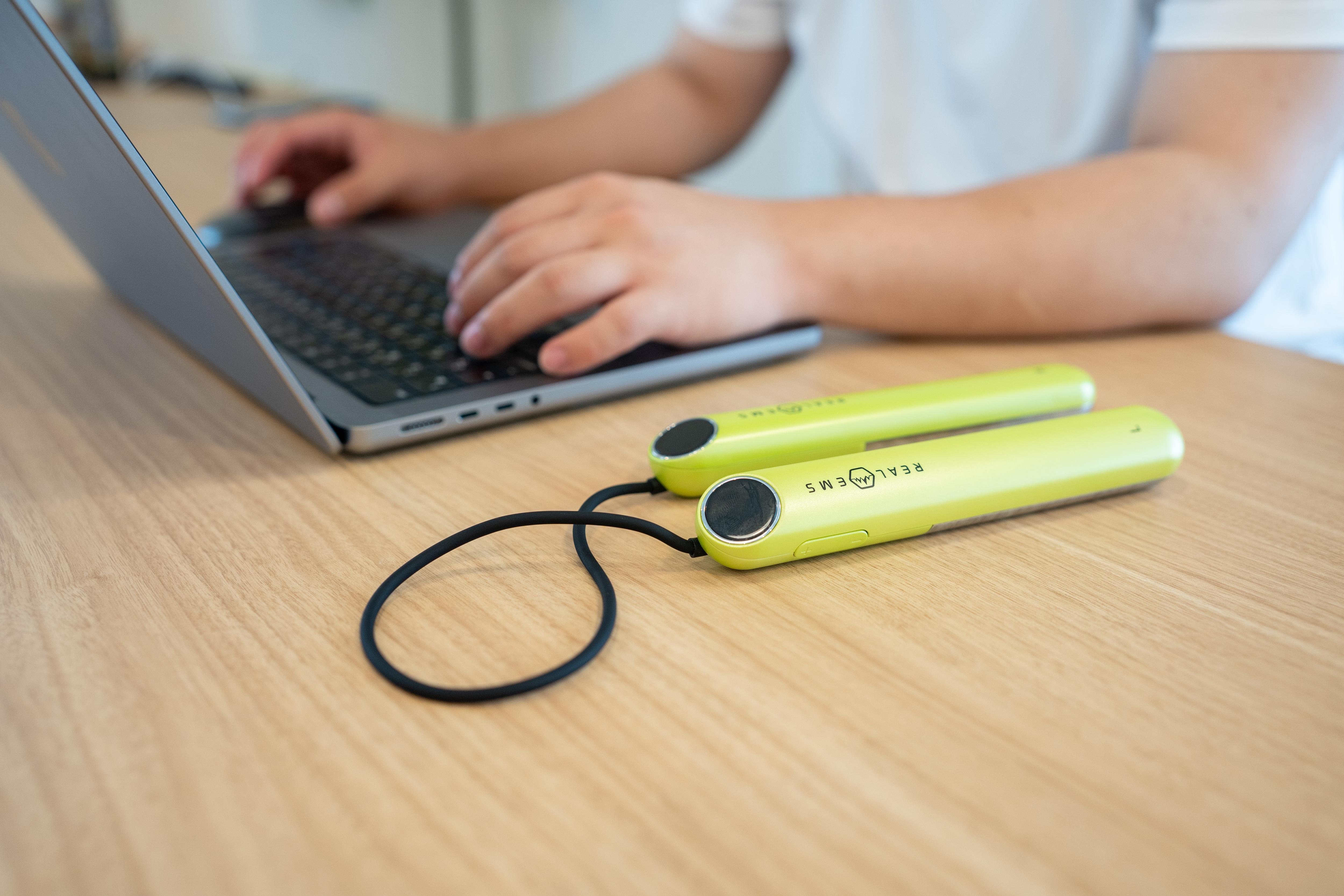 腕がピクピク、気持ちいい！ PC・スマホ疲れのケアに「REAL EMSハンド