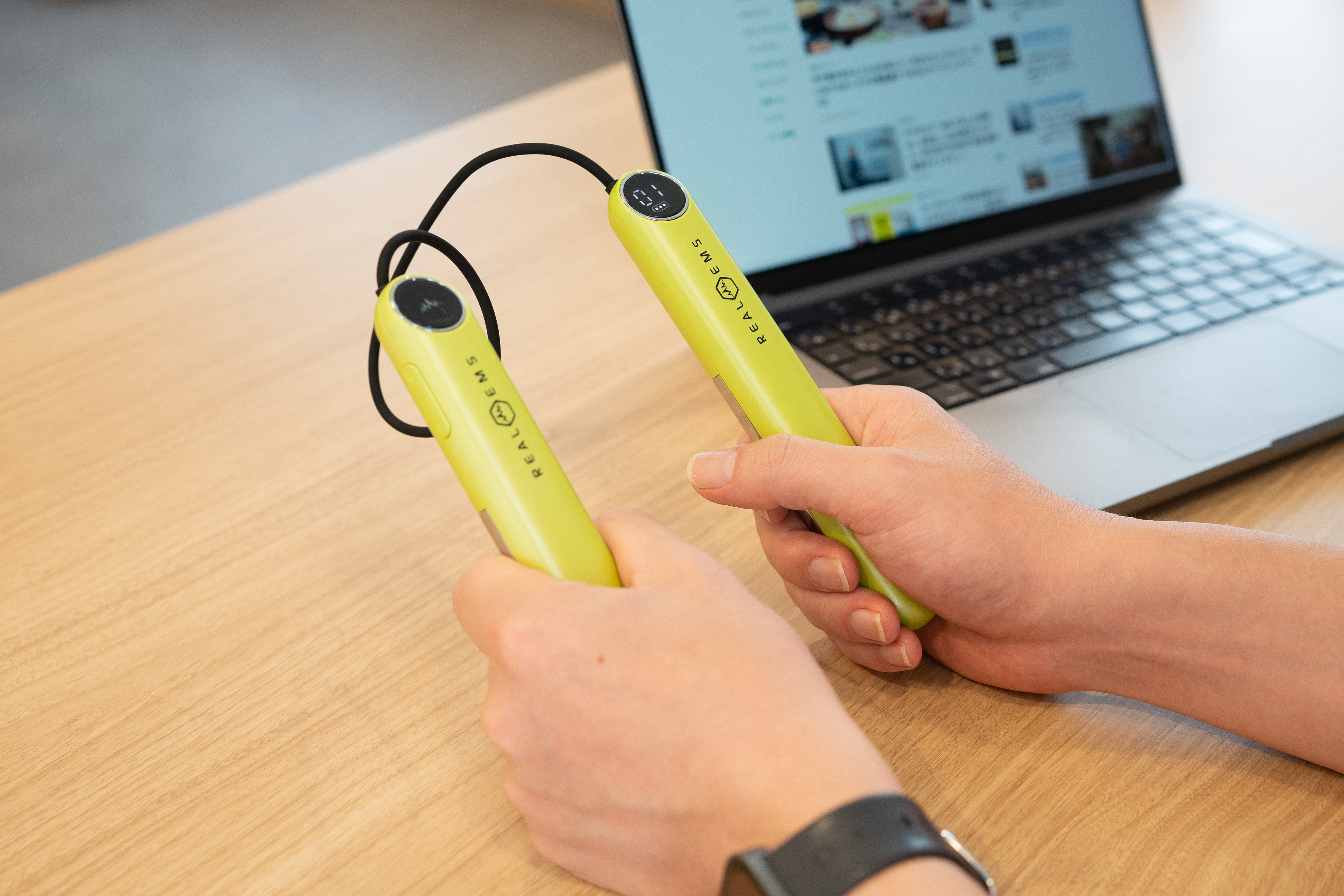 腕がピクピク、気持ちいい！ PC・スマホ疲れのケアに「REAL EMSハンド