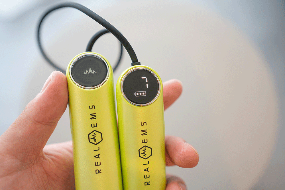 腕がピクピク、気持ちいい！ PC・スマホ疲れのケアに「REAL EMSハンド