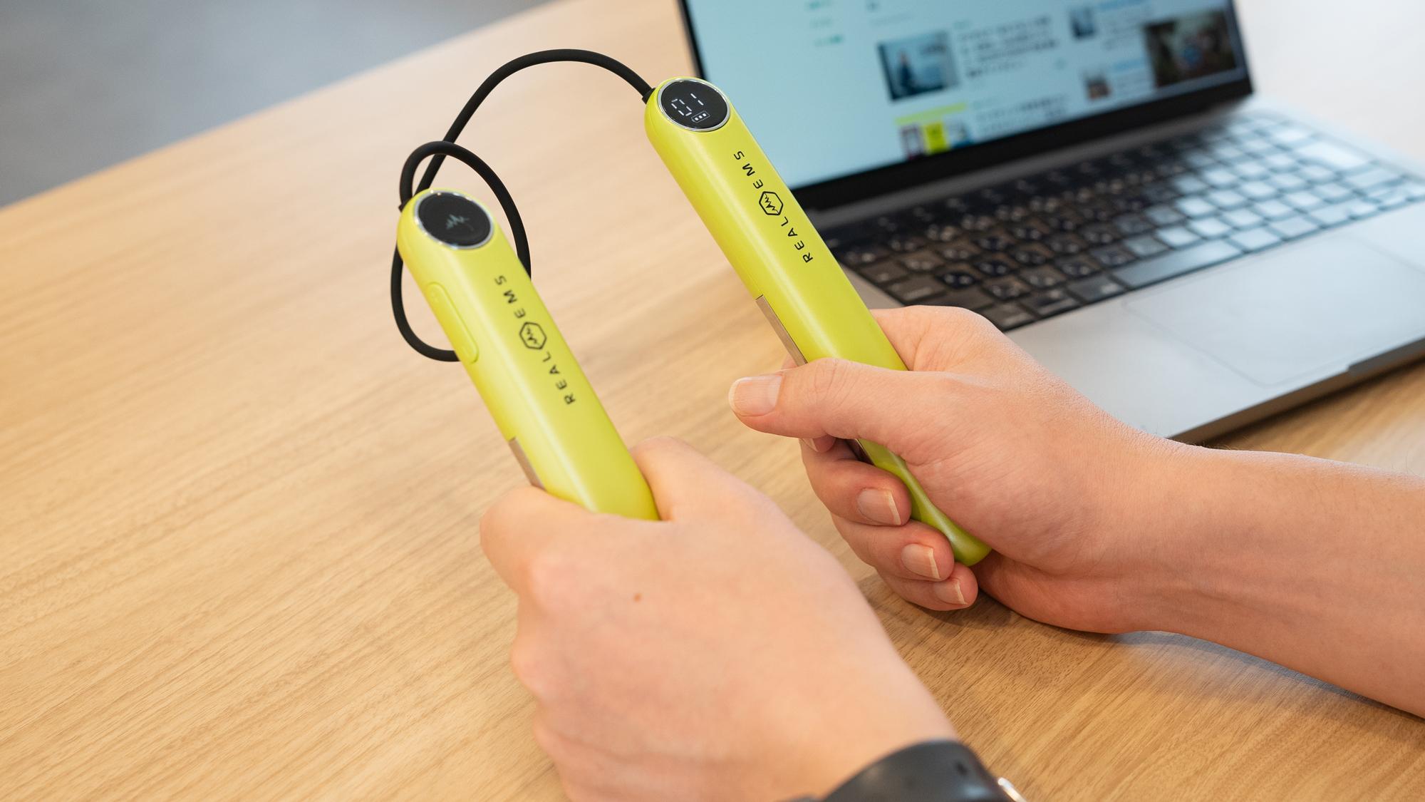 腕がピクピク、気持ちいい！ PC・スマホ疲れのケアに「REAL EMSハンド