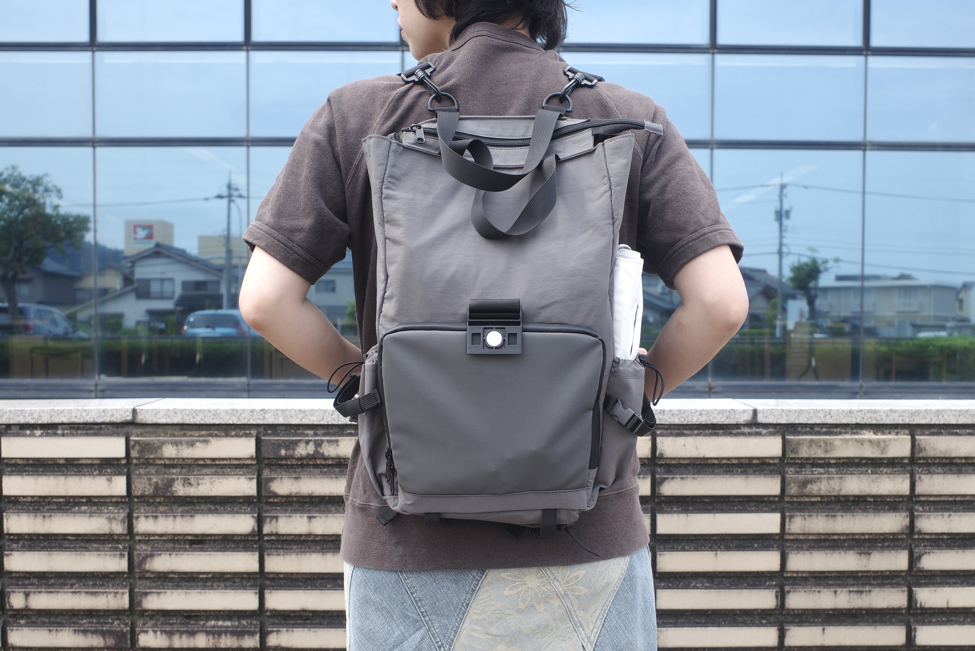 お出かけ中に荷物が増えても平気。カタチを変えて寄り添う4WAYバッグを