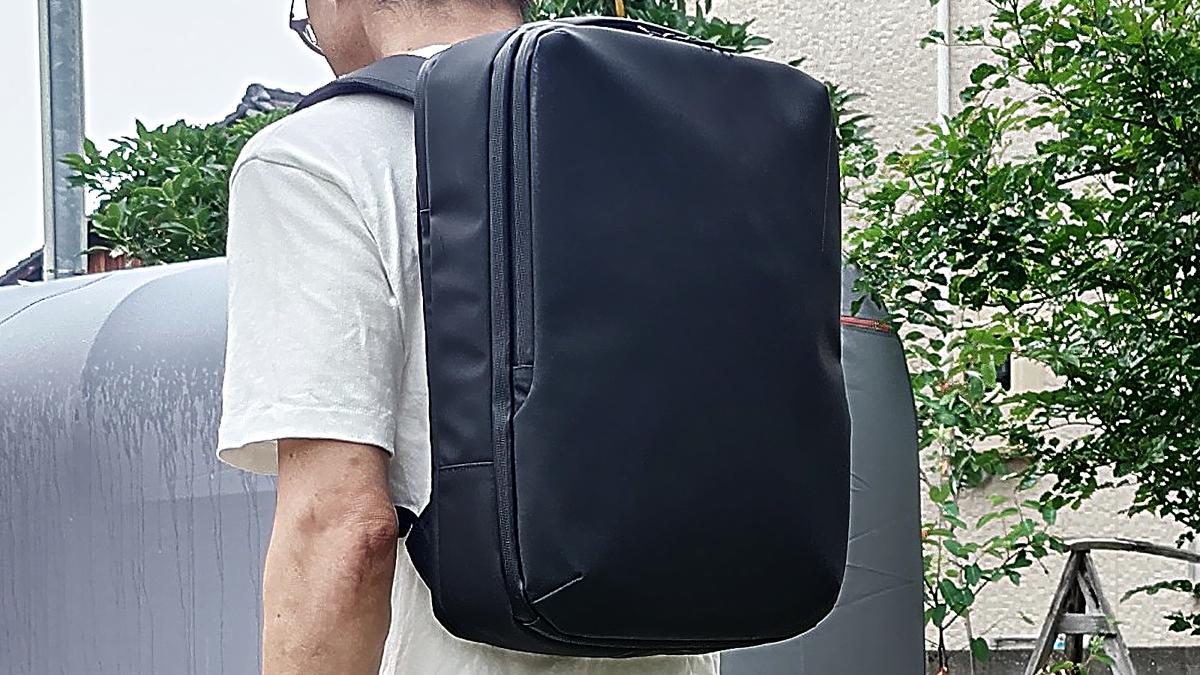 汗だくの通勤も、どんな天候でも安心。高耐久ビジネスバックパック 