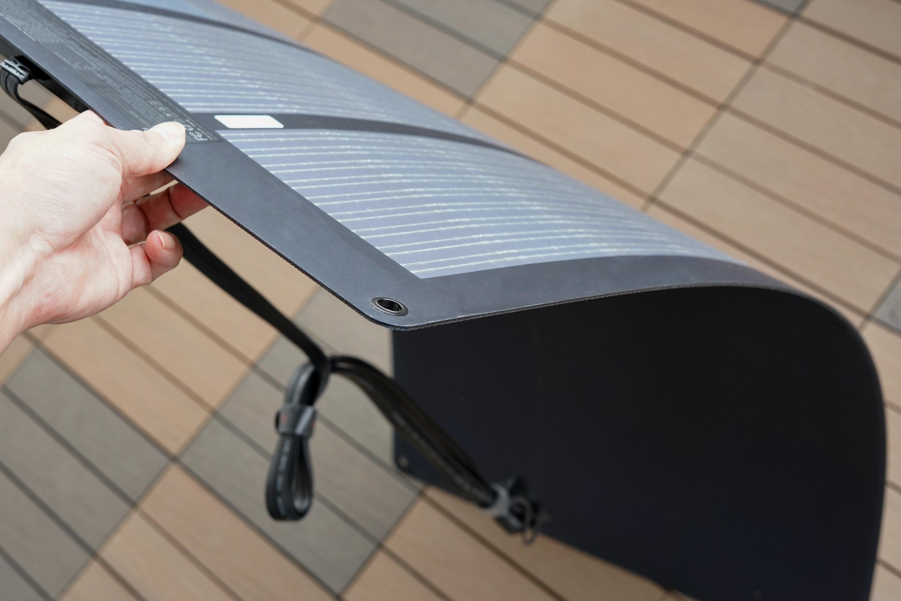 薄い、軽い、雨でも出しっぱなしOK。ソーラーパネルの常識が変わる「新