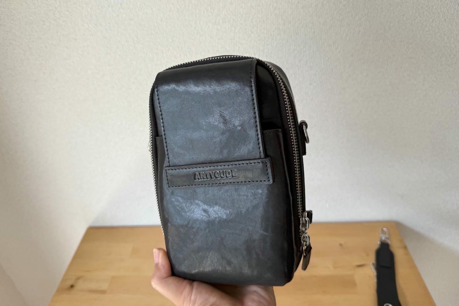 外出時は手ぶらでこれ1つ！財布と一体型になった大容量の本革