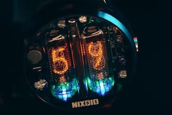 時間を見るたびテンションが上がる。 ニキシー管腕時計で、退屈な
