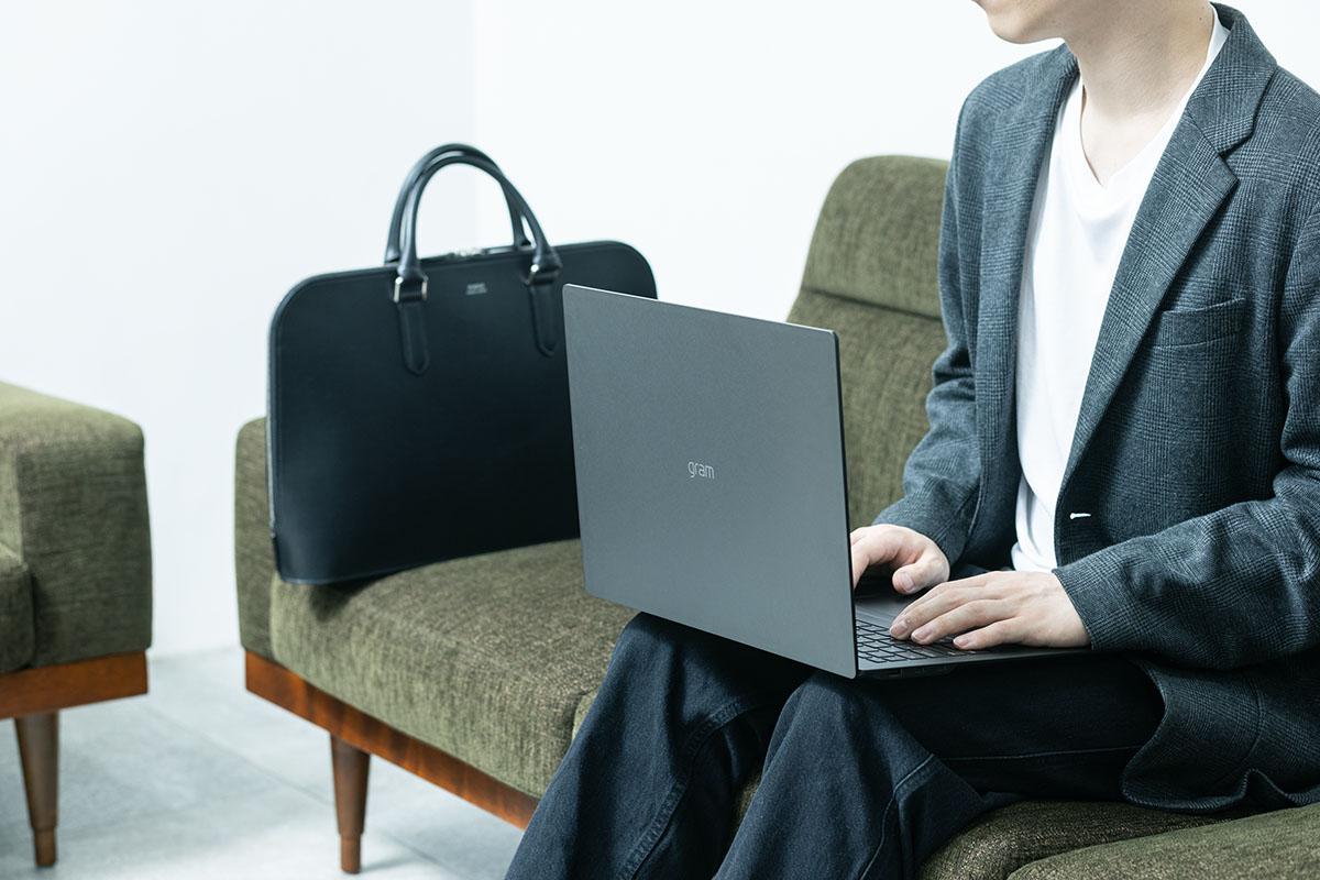 大画面なのに薄型軽量。だからバッグでの可搬性も高い「LG gram