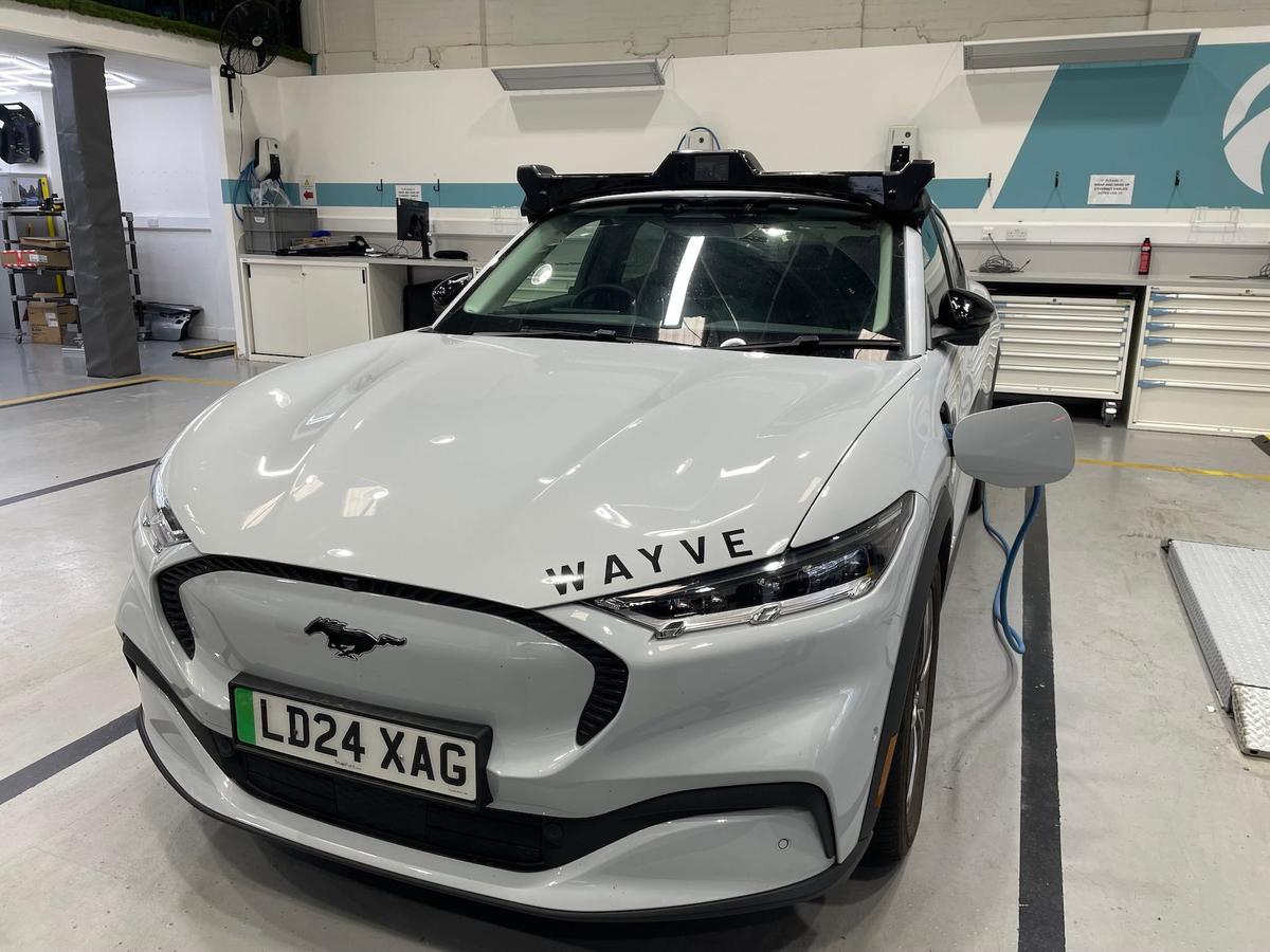 英自動運転開発企業ウェイブ（Wayve）の自動運転システム「AI Driver」を搭載した米フォード（Ford）のクロスオーバーSUV「Mustang Mach（マスタング・マッハ）-Es」。