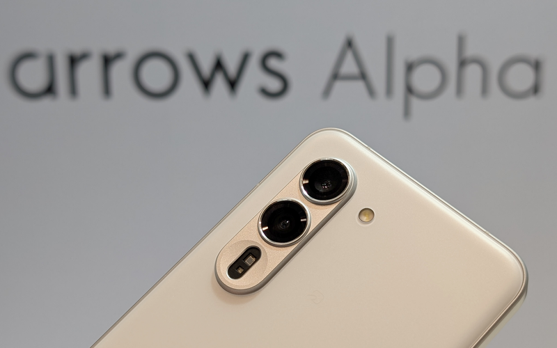 旧富士通の新スマホ「arrows Alpha」はグーグル「Pixel」シリーズを