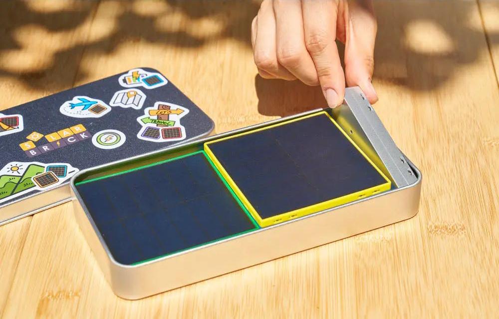 組み合わせで出力調整OK。1枚45gのブロックソーラーパネルが停電や