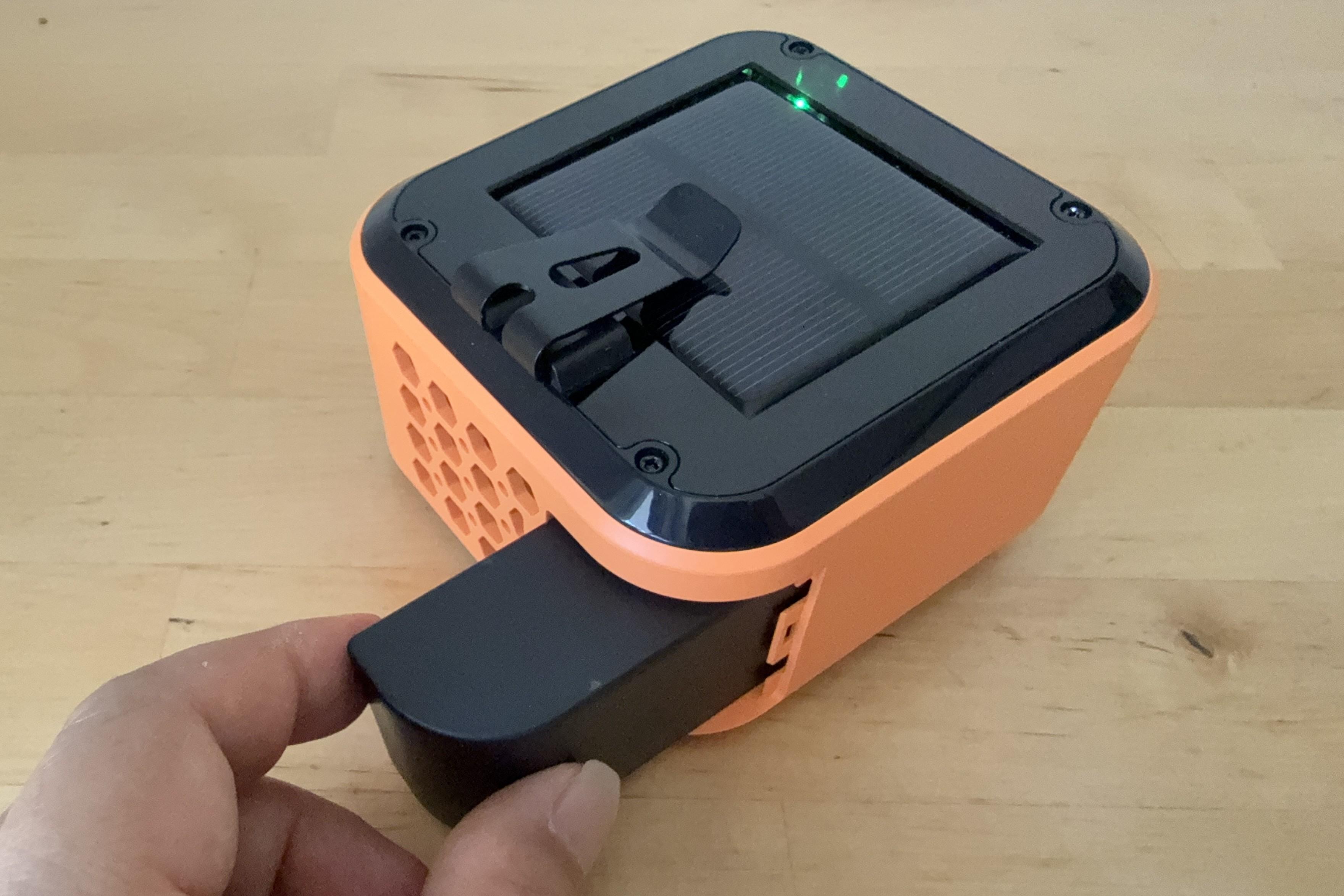 アウトドアの「電源がない問題」を解決。ソーラー充電できるポータブル