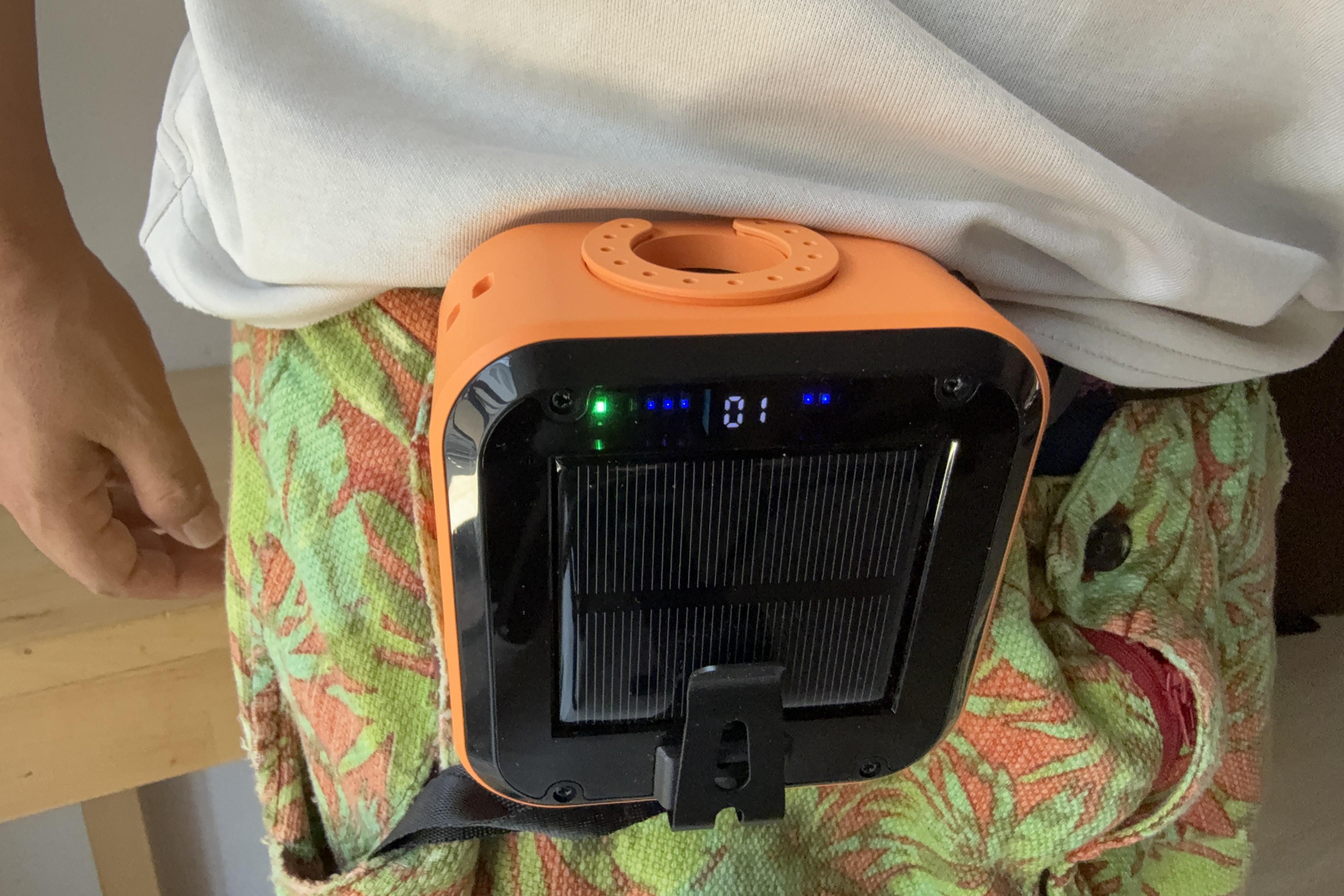 アウトドアの「電源がない問題」を解決。ソーラー充電できるポータブル