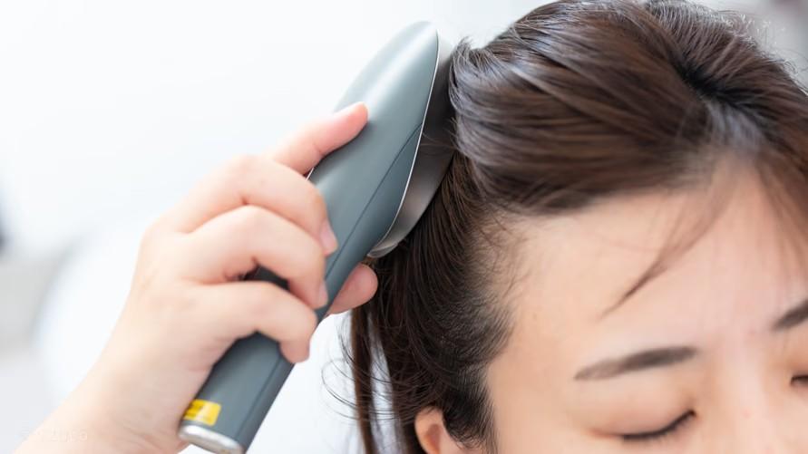 ブラシみたいなこれ」で頭皮ケアを始めたら、なんだか“翌朝のスッキリ