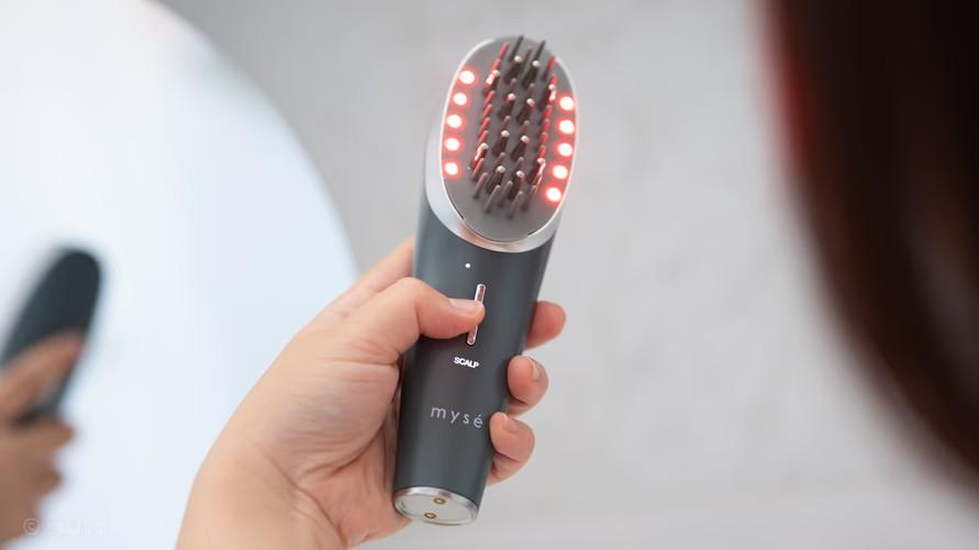 ブラシみたいなこれ」で頭皮ケアを始めたら、なんだか“翌朝のスッキリ