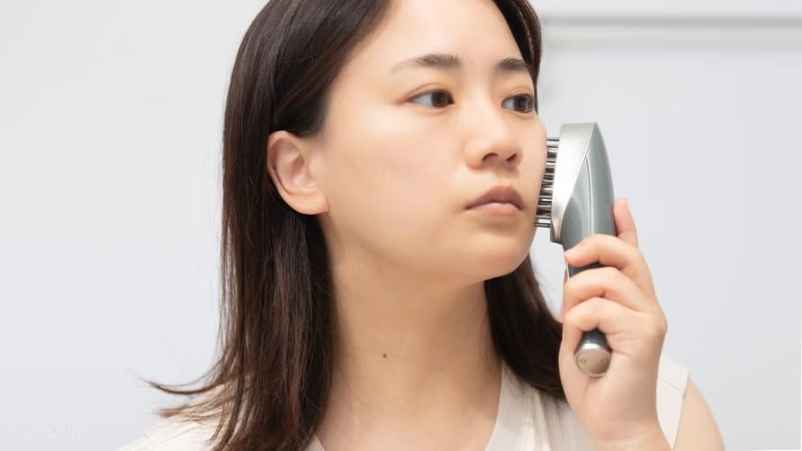 ブラシみたいなこれ」で頭皮ケアを始めたら、なんだか“翌朝のスッキリ